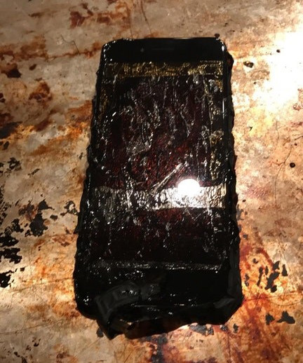 Nếu từng thắc mắc để quên điện thoại trong lò nướng thì kết cục sẽ ra sao, đây là câu trả lời dành cho bạn. Ảnh: BuzzFeed