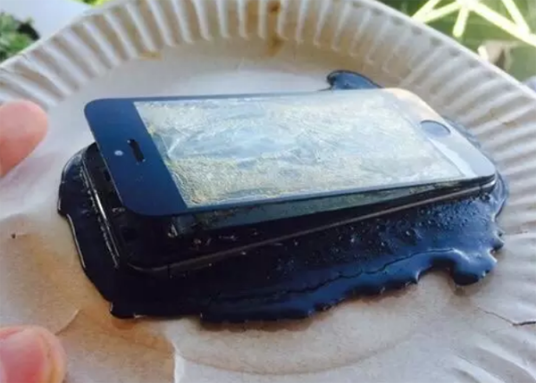 Một chiếc iPhone “tan chảy” không hiểu vì lý do gì. Ảnh: BuzzFeed