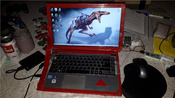 Đôi khi băng dính là tất cả những gì bạn cần để sửa nhanh máy tính?! Ảnh: BuzzFeed