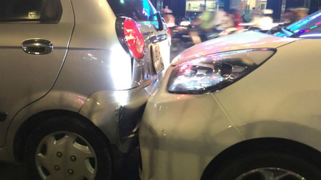 Va chạm liên hoàn 6 ô tô trên đường phố, giao thông ùn ứ kéo dài Ảnh 2