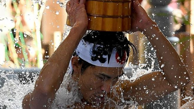 'Sởn da gà' với lễ hội tắm nước lạnh giữa giá rét tê tái ở Nhật Bản Ảnh 2