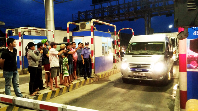 Tài xế van xin 'bao nhiêu tiền cũng trả' để qua trạm T2 BOT Ảnh 2