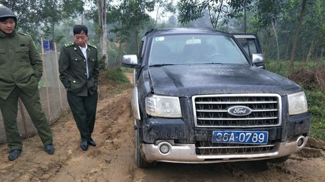 Chở gỗ lậu, lâm tặc đâm thẳng vào xe của đội kiểm lâm để bỏ trốn Ảnh 2