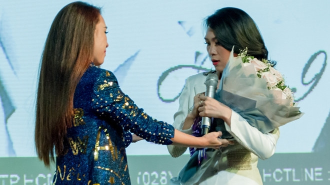 Clip: Mỹ Tâm bất ngờ khi một fan nữ diện lại áo khoác bị thất lạc hồi cuối năm 2017 Ảnh 2