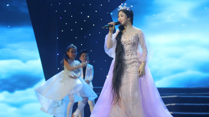 Quán quân Giọng hát Việt nhí 2015 Hồng Minh tái xuất với hình ảnh 'công chúa tóc mây' Ảnh 2