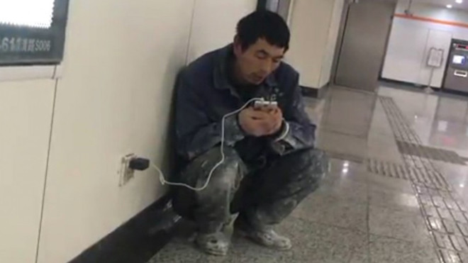 Người đàn ông tối nào cũng cầm điện thoại ra ga tàu điện ngầm và câu chuyện đẫm nước mắt phía sau Ảnh 2