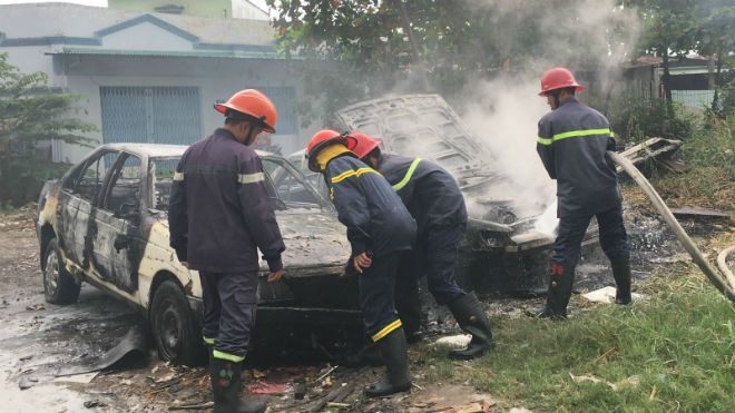 Đốt rác lửa bén vào 2 xe ô tô gần đó cháy trơ khung ở Sài Gòn Ảnh 2