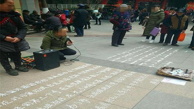 Xin tiền bằng cả tiếng Trung và tiếng Anh: Đúng là 'ăn xin của năm' đây rồi Ảnh 2