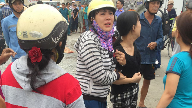 Cô gái gào khóc bên thi thể người mẹ bán vé số bị xe container cán qua người Ảnh 2