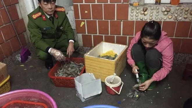Bắt quả tang cơ sở khi đang bơm tạp chất vào từng con tôm lúc rạng sáng Ảnh 2