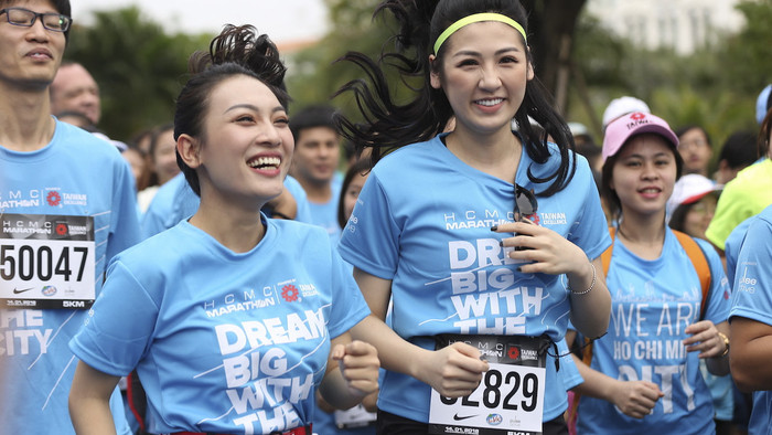 Á hậu Tú Anh, ca sĩ Minh Hằng khoe sắc cùng 8.000 VĐV tại giải Marathon TP.HCM 2018 Ảnh 2