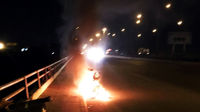 Thanh niên lên cầu đốt xe máy rồi nhảy xuống sông Đồng Nai Ảnh 2