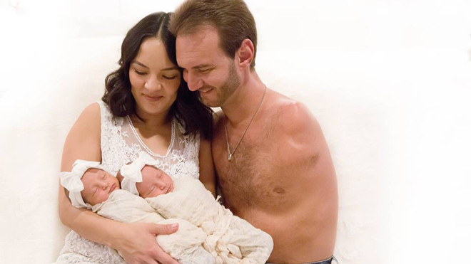 'Người không chân không tay' Nick Vujicic khoe ảnh hai nàng công chúa song sinh đáng yêu Ảnh 2