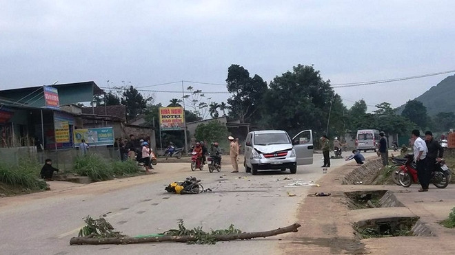 Xe máy va chạm trực diện với ô tô, 2 người thương vong Ảnh 2
