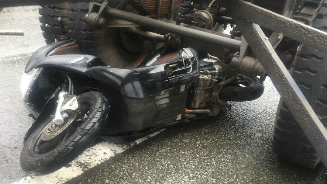 Container cuốn xe máy vào gầm kéo lê trên đường, tài xế GrabBike thoát chết trong gang tấc Ảnh 2