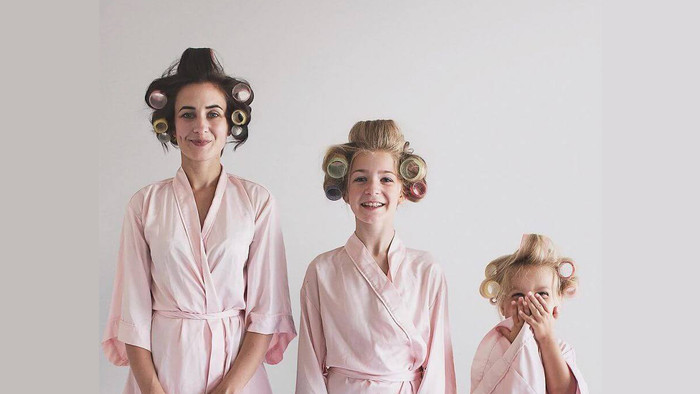 Mặc đồ giống nhau để chụp ảnh, mẹ và 2 con gái khiến dân mạng đổ gục vì quá đáng yêu! Ảnh 2