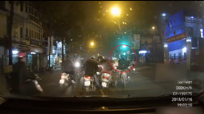 Hai thanh niên dàn dựng cảnh đụng xe cướp túi xách của cô gái ở Hà Nội Ảnh 2