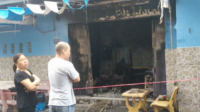 Cháy nhà lúc rạng sáng, giải cứu 2 cụ già mắc kẹt bên trong, 4 xe máy bị thiêu rụi Ảnh 2