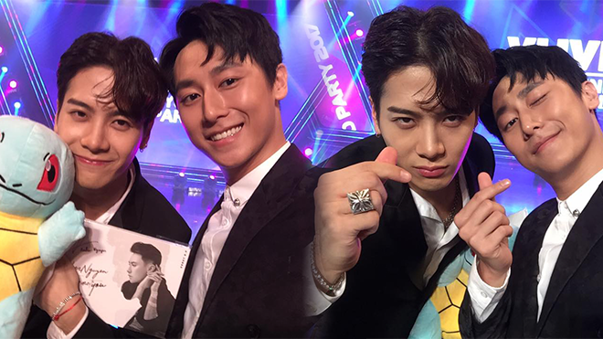 Rocker Nguyễn tặng quà, selfie thân thiết bên Jackson Wang (GOT7) sau 1 năm gặp lại Ảnh 2