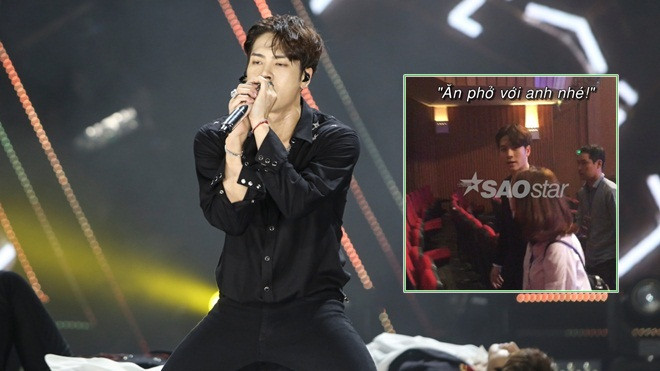 Khoảnh khắc độc ở hậu trường khi Jackson (GOT7) 'thả thính' bằng tiếng Việt: 'Ăn phở với anh nhé' Ảnh 2