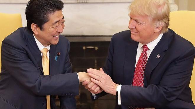 5 cú bắt tay 'khác người' và những khoảnh khắc lạ lùng nhất của ông Trump một năm nắm quyền Ảnh 2