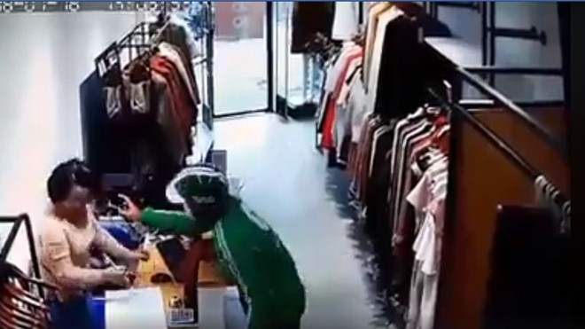 Xôn xao clip người đàn ông mặc đồng phục GrabBike xịt dung dịch lạ vào mặt nữ nhân viên shop thời trang Ảnh 2