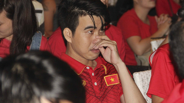 CĐV Việt bật khóc như mưa khi chứng kiến Công Phượng ghi bàn 'đốt lưới' U23 Iraq Ảnh 2