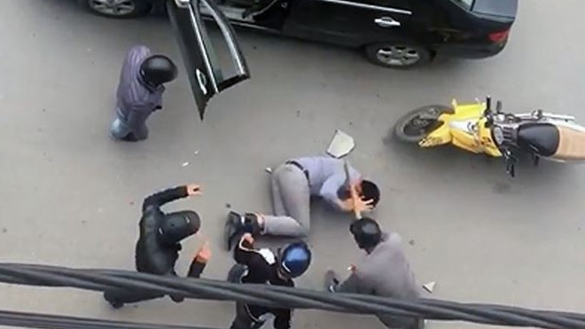 Người đàn ông đi ô tô bị hành hung giữa đường nghi do mâu thuẫn buôn bán đồ lót Ảnh 2