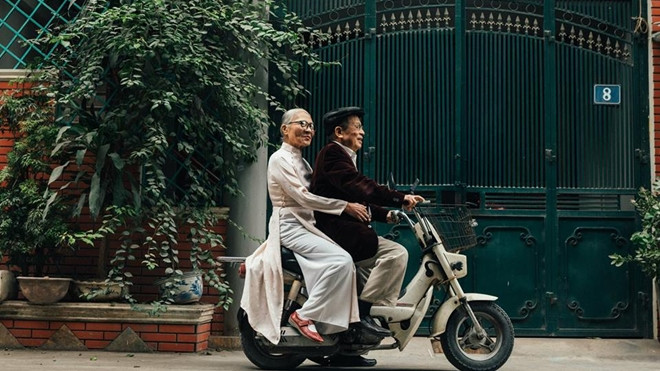 Bộ ảnh kỷ niệm 65 năm ngày cưới 'cực chất' của GS Nguyễn Đình Chú khiến dân tình 'phát ghen' Ảnh 2