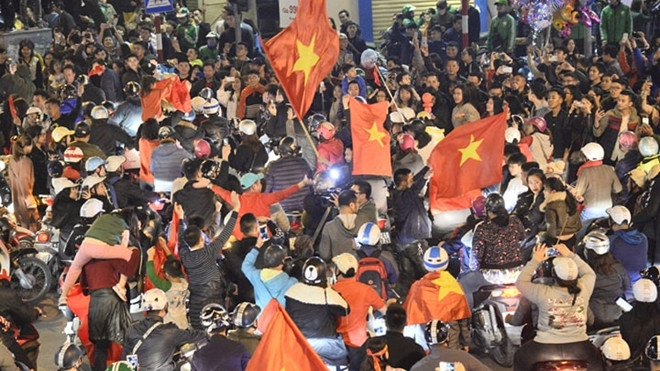 Dân tình 'phát điên' khi Việt Nam chính thức giành vé bán kết U23 châu Á, nhiều nhà đồng loạt treo quốc kỳ Ảnh 2