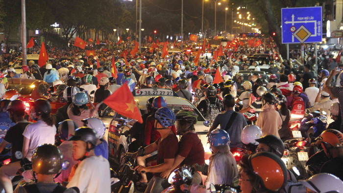 Sài Gòn trong cơn 'bão' xuyên đêm của người hâm mộ đổ xô mừng chiến tích lịch sử Ảnh 2