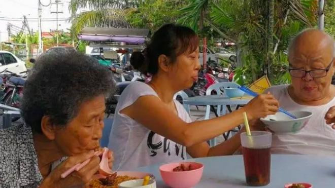 Người phụ nữ thành đạt bỏ chốn phồn hoa về quê phụng dưỡng cha mẹ già: 'Tôi còn thời gian, nhưng họ thì không' Ảnh 2