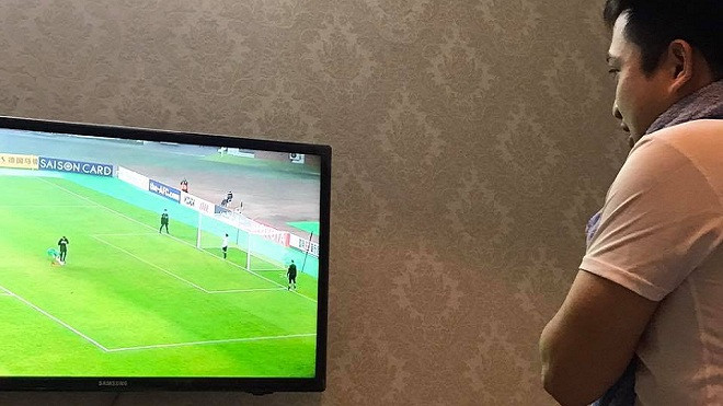 Clip: Ông bố có con đang ngủ phải 'cắn khăn', nín nhịn vỡ òa khi ăn mừng chiến thắng của U23 Việt Nam Ảnh 2