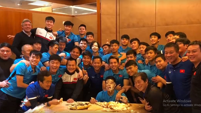 Clip: Công Phượng, Đức Huy bị toàn đội 'troll' sau chiến thắng U23 Iraq Ảnh 2