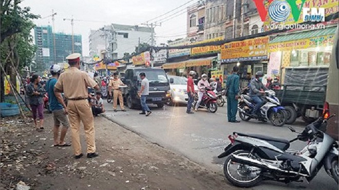 Đi xe máy trượt ngã, người đàn ông bị ô tô cán qua người nguy kịch Ảnh 2