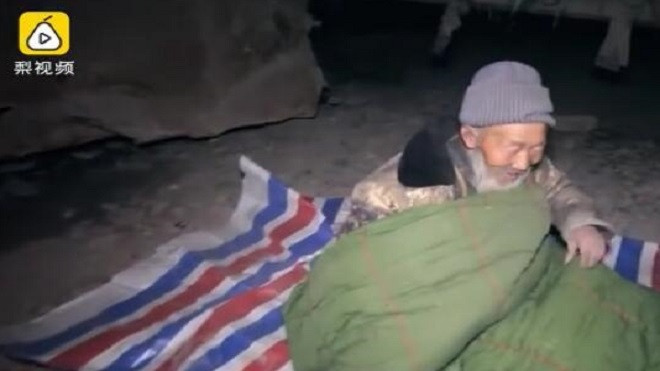 Cụ ông râu tóc bạc phơ trải bạt nằm dưới sân trong giá lạnh và câu chuyện đẫm nước mắt Ảnh 2