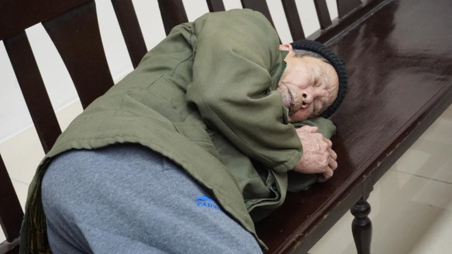 Đối tượng 79 tuổi hiếp dâm bé gái tỏ ra mệt mỏi, nằm gục ở ghế chờ phiên xử phúc thẩm Ảnh 2