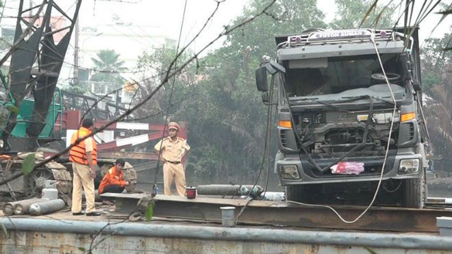 Trục vớt xe tải làm sập cầu Long Kiển Ảnh 2