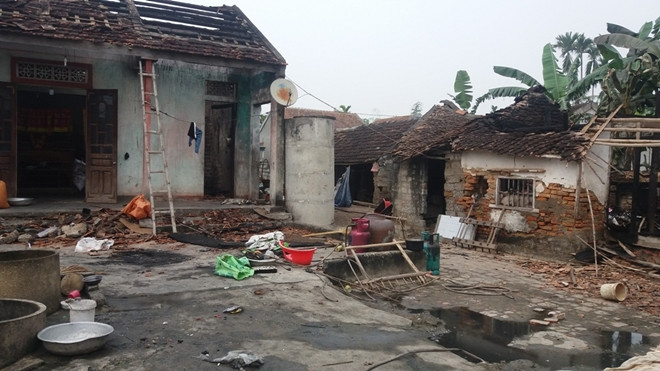 Đối tượng đốt nhà bố mẹ rồi cầm dao múa may đe dọa nên hàng xóm không dám vào chữa cháy Ảnh 2