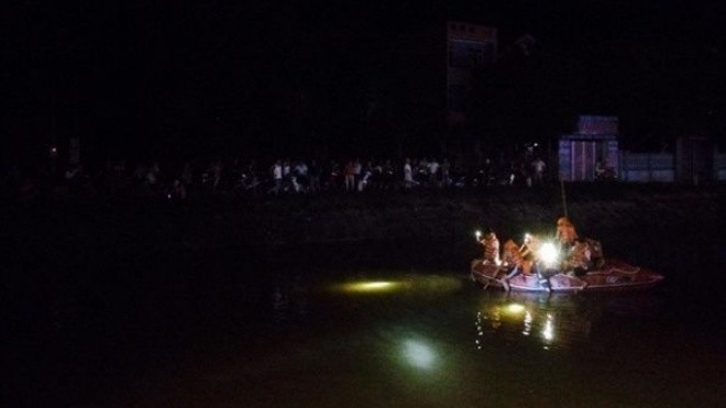 Phá sòng bạc ngay sát bờ sông, hai ‘con bạc’ chết đuối khi bỏ trốn công an Ảnh 2