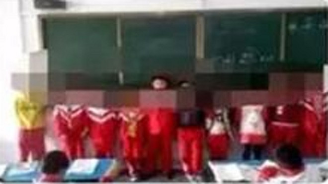 Không quyên góp tiền từ thiện, học sinh bị cô giáo bắt đứng trước lớp để 'làm gương' Ảnh 2