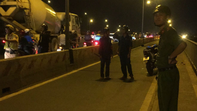 Ngỡ ngàng chứng kiến cảnh 2 cô gái thất thần đứng trên thành cầu rồi gieo mình xuống sông Ảnh 2