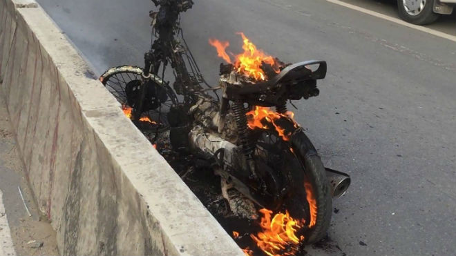 Hốt hoảng thấy xe máy bốc cháy nghi ngút trên đường phố Ảnh 2