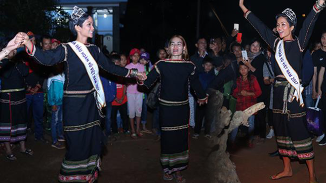 H'Hen Niê đi dép lê, nắm tay bà con quê nhà Đắk Lắk nhảy múa bên lửa trại Ảnh 2