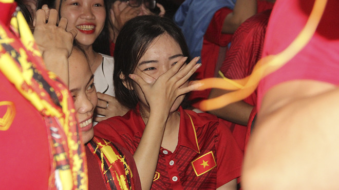 Fan nữ xinh khóc như mưa, hôn nhau đắm đuối vì chiến thắng thần kỳ của U23 Việt Nam Ảnh 2