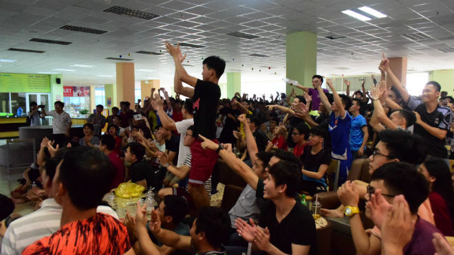 Chưa bao giờ, đông đảo sinh viên mê bóng đá lại trải qua những phút giây hồi hộp, vui sướng như thế Ảnh 2