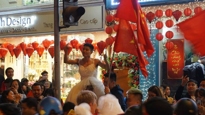 Trai đẹp mặc váy cưới, 'quẩy' tung phố đi bộ, mừng chiến thắng lịch sử của U23 Việt Nam Ảnh 2