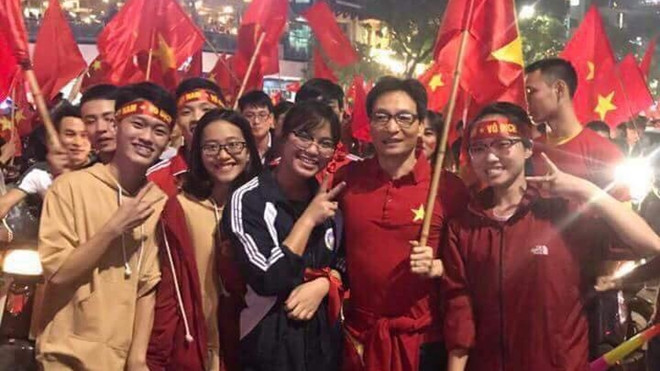 Phó Thủ tướng Vũ Đức Đam xuống phố cùng hàng triệu người mừng chiến thắng của U23 Việt Nam Ảnh 2