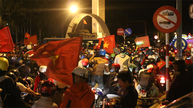'Thủ phủ cafe' lần đầu ‘nhuộm’ kín cờ đỏ ngay khi U23 việt nam vào chung kết Ảnh 2