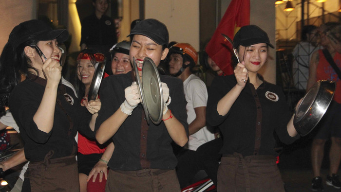 Người đẹp mang xoong chảo xuống đường, 'đập phá' xuyên đêm mừng U23 VN chiến thắng Ảnh 2